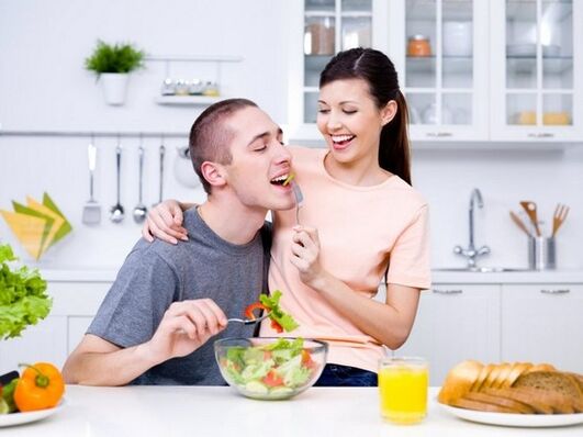 A menina alimenta o marido com produtos para aumentar a potência