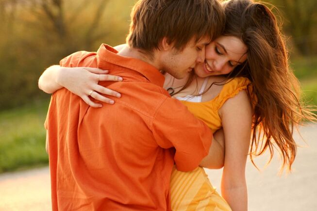 O cara abraça uma garota e mostra sinais fisiológicos de excitação